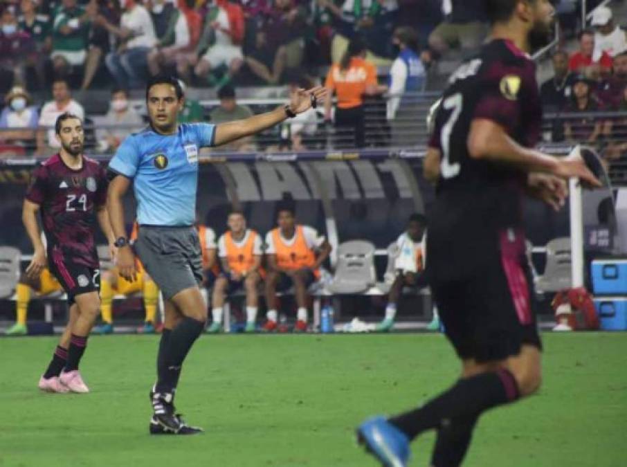 El licenciado en Matemáticas, que cumplirá 30 años este 7 de agosto, estuvo a la altura en el duelo entre mexicanos y estadounidenses. Como línea uno lo acompañó el catracho Walter López. Foto Karla López.