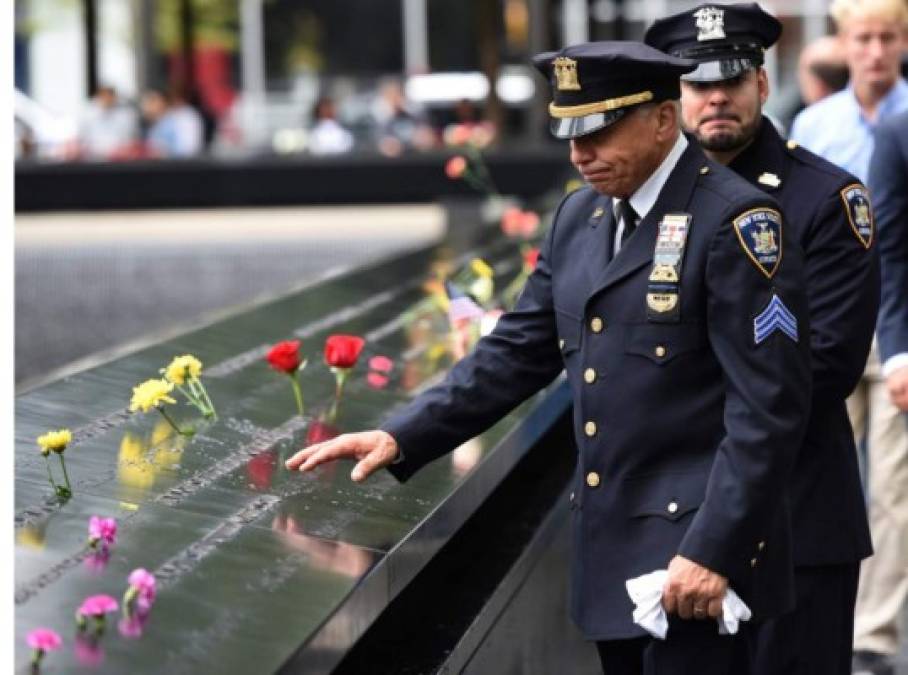 Algunos agentes colocaron flores y pequeñas banderas junto a los nombres de sus seres queridos que murieron tratando de rescatar a las personas atrapadas en los escombros de las torres.