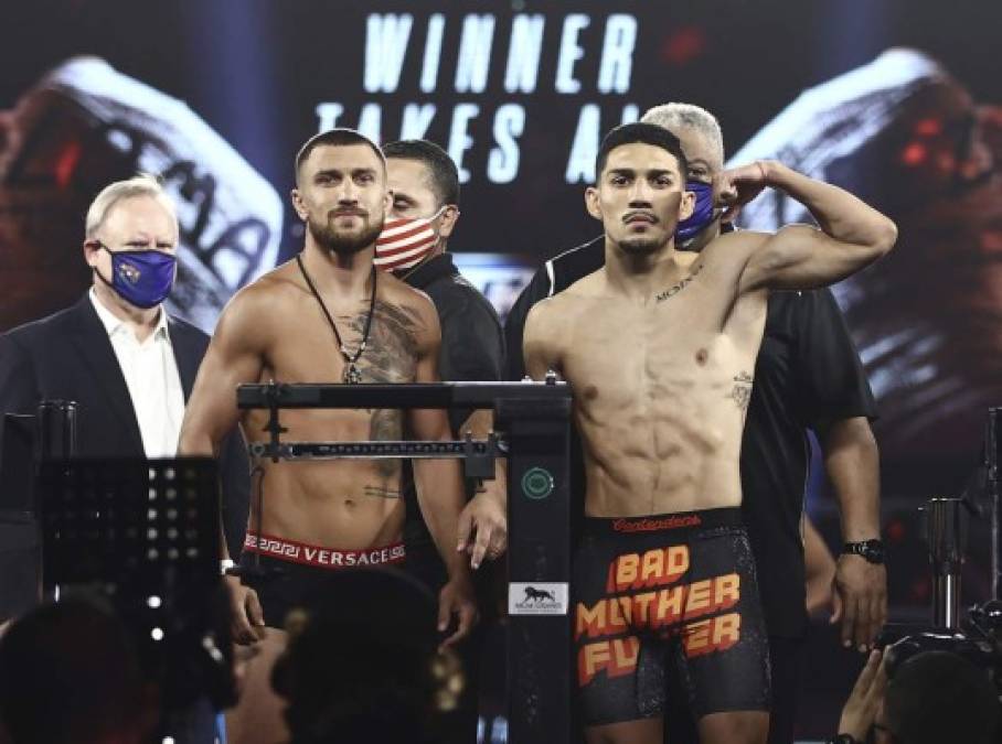 Lomachenko y Teófimo posando tras dar el peso ideal (135 libras). Foto Mikey Williams / Top Rank