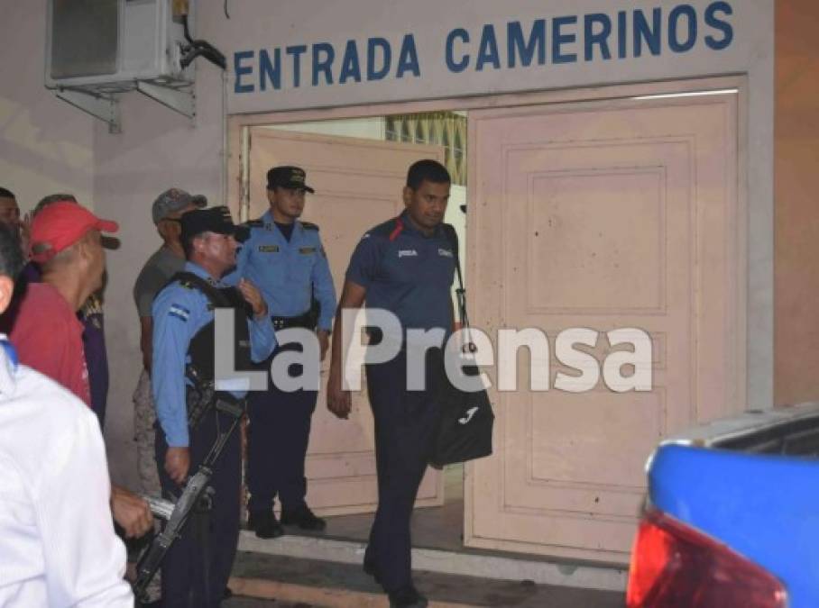 La policía nacional tuvo que resguardar a la cuarteta arbitral comandada por Raúl Castro.