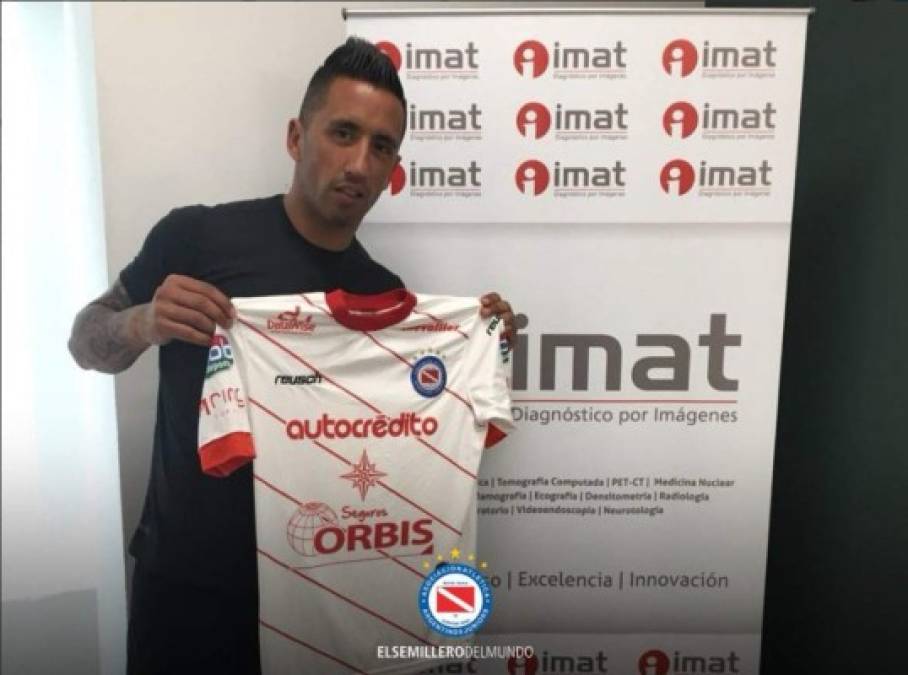 El delantero argentino nacionalizado paraguayo Lucas Barrios ha luce los colores de su nuevo equipo, Argentinos Juniors. Ya pasó el reconocimiento médico.