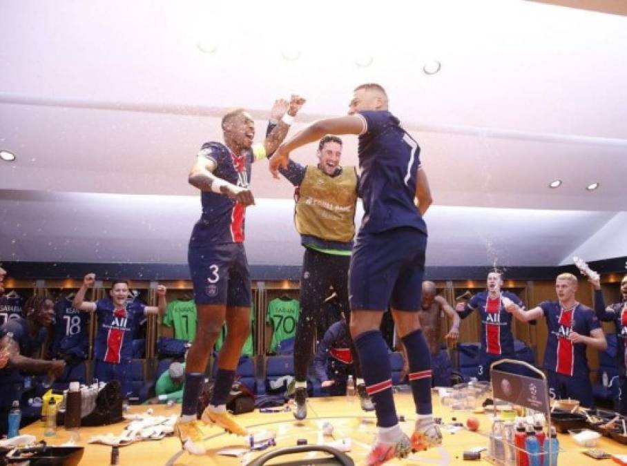 En el vestuario del PSG se desató la fiesta celebrando la clasificación a semifinales de la Champions League.