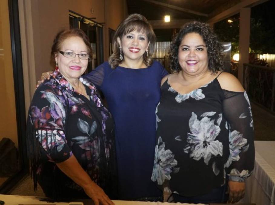 Corina Castellanos, Maritza Avelar y Peggy Díaz.