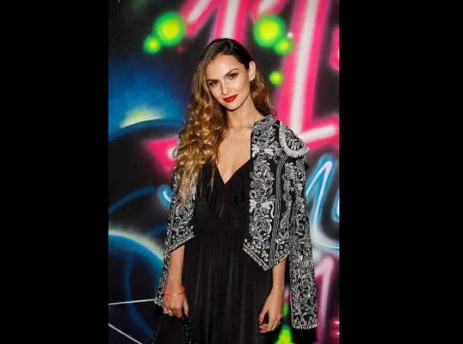 La actriz colombiana Daniela Arciniegas desfiló por la alfombra neón de la fiesta del disco '11:11', disponible ya en tiendas y plataformas digitales.
