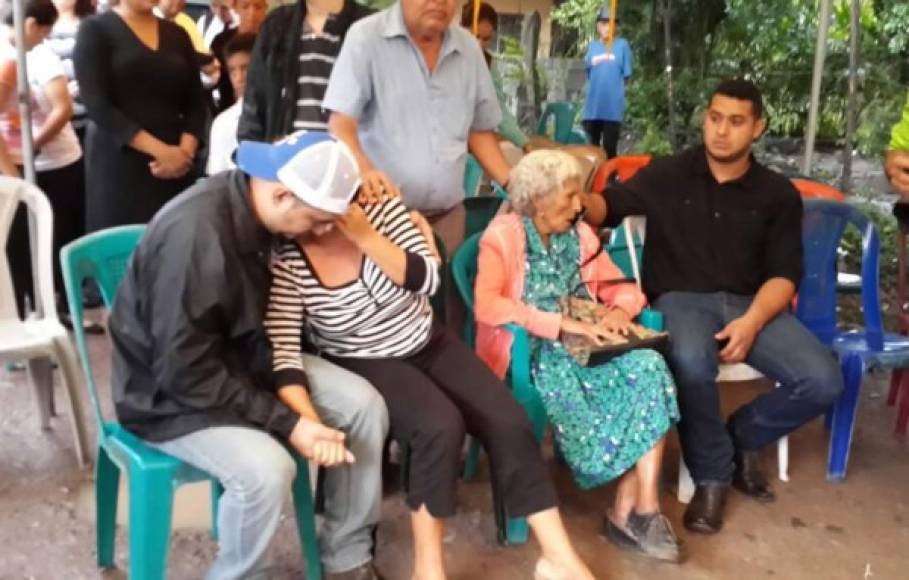 La abuela de Miss Honduras Mundo María José Alvarado, Sotera Muñoz, en su velatorio en el barrio Galeras de Santa Bárbara. AFP