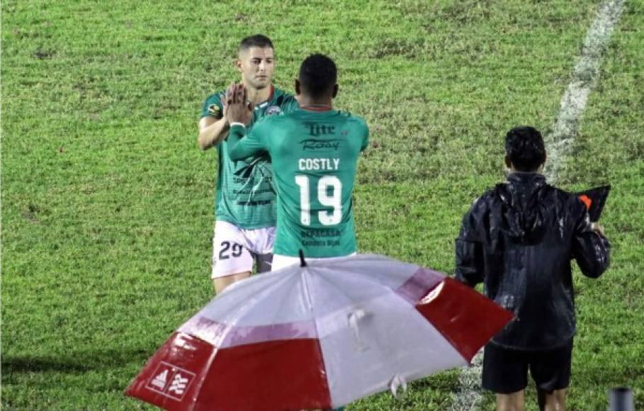 Carlo Costly entrando de cambio por el argentino Kevin Hoyos.