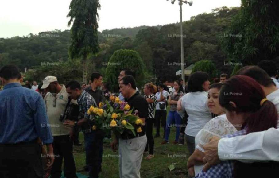 Entre lágrimas y tristezas, amigos, familiares y compañeros del exentrenador Edwin Pavón le dieron el último adiós este sábado en San Pedro Sula.