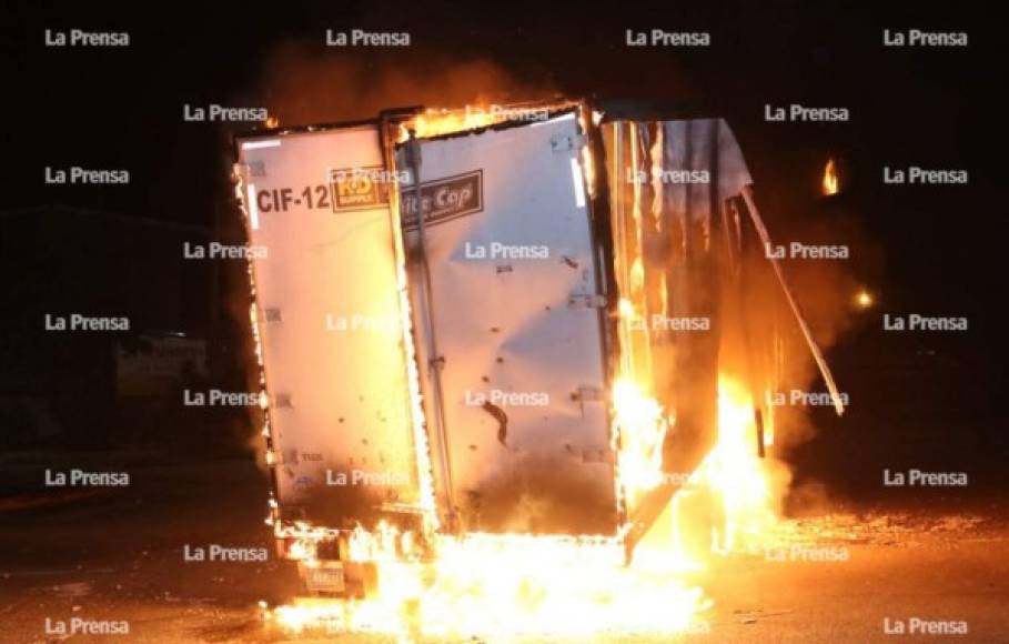 Los encapuchados colocaron dos furgones y le prendieron fuego a uno para evitar que el paso de los vehículos.