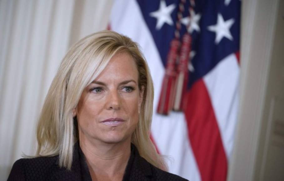 Secretaria de Seguridad Nacional, Kirstjen Nielsen: Sirvió como especialista en ciberseguridad en el Departamento de Seguridad Nacional (DHS), y luego como asistente del primer secretario del DHS de Trump, John Kelly.<br/><br/>Cuando Kelly se fue a la Casa Blanca como jefe de gabinete en julio de 2017, Nielsen fue como su adjunta pero un par de meses después estaba de vuelta en el DHS, esta vez como secretaria.<br/><br/>Se convirtió en la cara de la política contra la inmigración de la administración de Trump, e incluso de la ampliamente condenada práctica de separar a los niños migrantes de sus padres, a pesar de que no la compartía.<br/><br/>Aunque eran conocidas las críticas que recibía por parte de Trump, se mantuvo leal al presidente. Su partida, sin embargo, no es inesperada en momentos en que el mandatario estadounidense quiere imponer una línea aún más dura contra la inmigración.