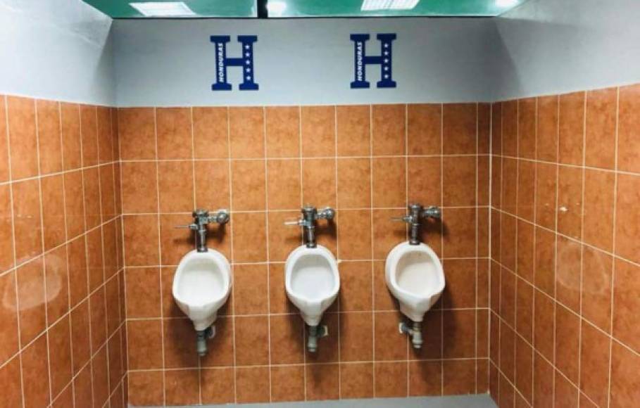 Los urinarios tienen detalles de la H .