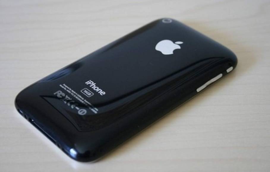 El iPhone 3GS representó la tercera generación del aparato. Este modelo corría el sistema iOS 3.0, su cámara se mejoró a 3 megapixeles y su memoria se amplió a un máximo de 32 GB. Se presentó en junio de 2009.