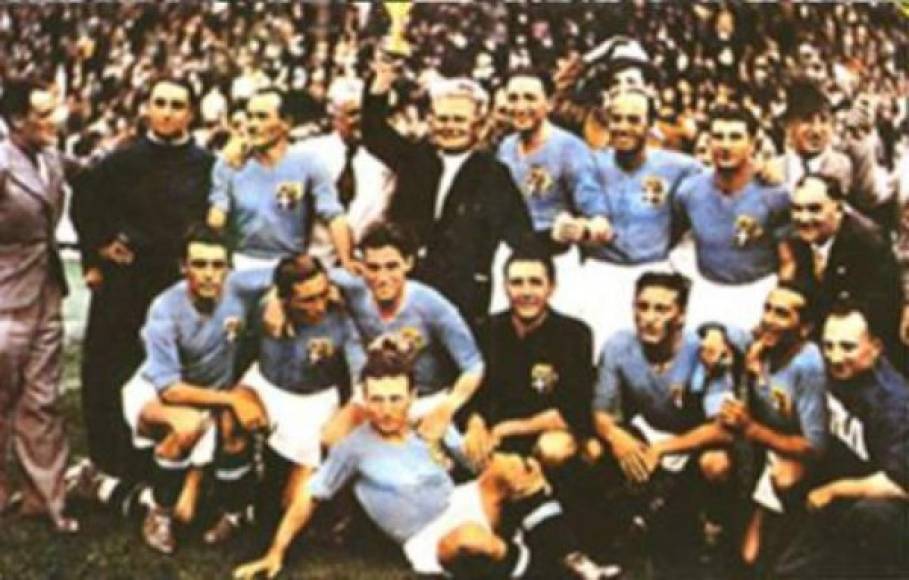 Mundial de Francia 1938 - La selección de Italia revalidaría el título mundial cuatro años después en Francia, venciendo en la final con autoridad a Hungría (4-2) y convirtiéndose en el primer país en tener dos entorchados mundiales.