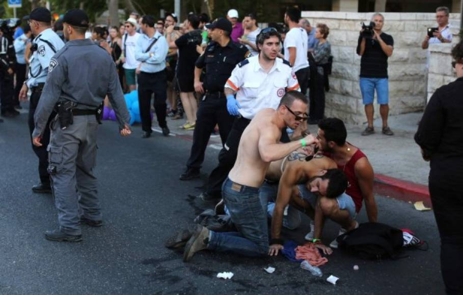 Tremendo susto se llevaron las personas que marchaban celebrando el Orgullo Gay.