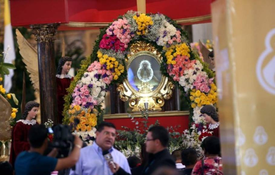 Así luce la Virgen Morena, patrona de Honduras, engalanada con fino atuendo y adornada con delicadas flores.