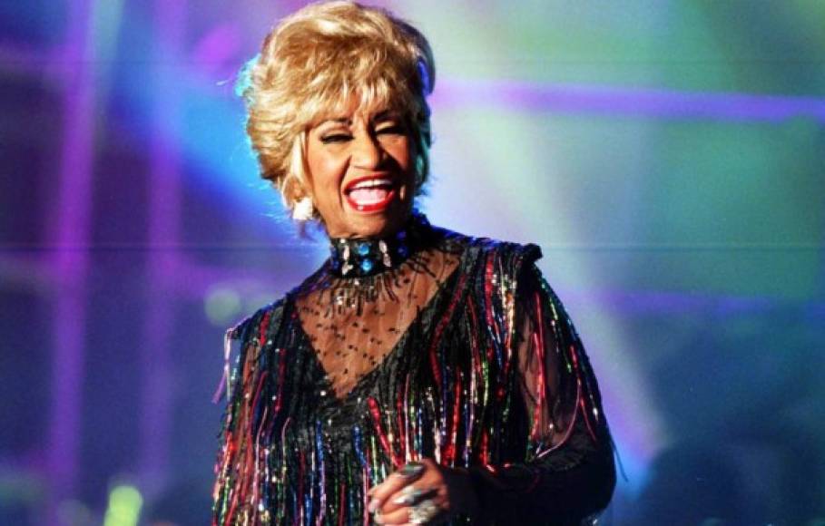 Úrsula Hilaria Celia Caridad Cruz Alfonso, conocida como Celia Cruz, falleció el 16 de julio de 2003 a causa de cáncer en el cerebro.<br/><br/>La cantante cubana, quien fue operada en noviembre de un tumor en la cabeza, había sufrido varias recaídas en las últimas semanas como consecuencia de su mal. Murió a los 78 años.<br/><br/>La 'Reina de la salsa' fue una cantante cubana que interpretaba son montuno, guaguancó, rumba, guaracha, bolero, salsa, entre otros ritmos latinoamericanos.<br/>