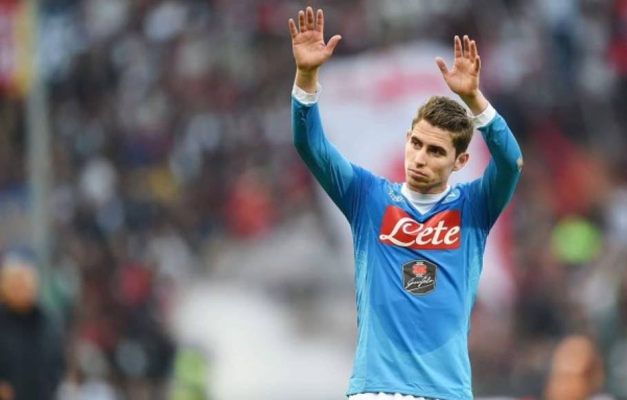 El centrocampista brasileño del Napoli, Jorginho, no está pasando desapercibido y el Arsenal llamará a su puerta según The Sun. Según el medio inglés, el Nápoles se negaría a vender en enero por lo que los de Wenger tendrán que esperar al verano para negociar.