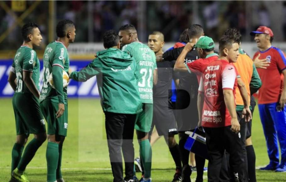 Tras la expulsión de Yerson Gutiérrez se armó en el campo con reclamos del Marathón a los árbitros.