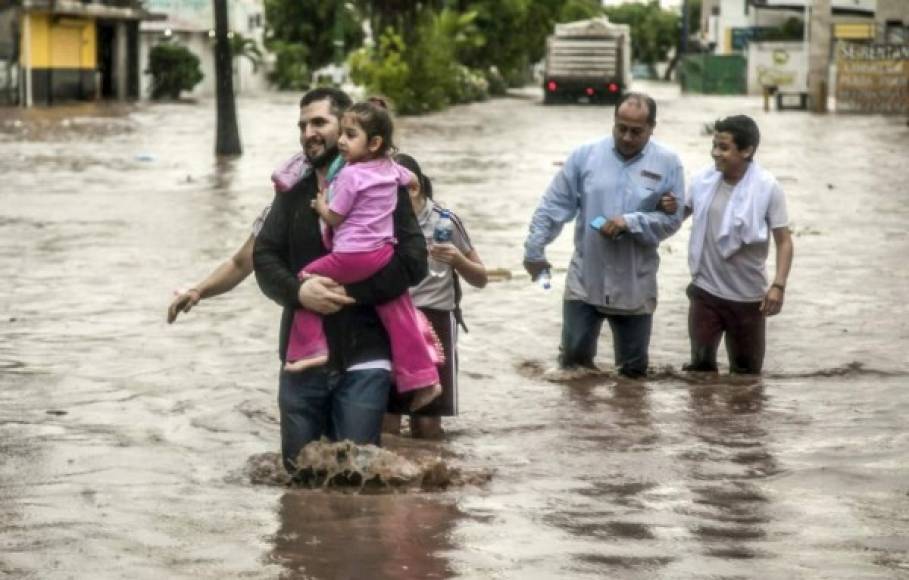 La tarde del domingo cayeron chubascos que desbordaron la represa Parástico y el río Cutio que cruza Peribán, un municipio de unos 28,000 habitantes en el occidente del estado.