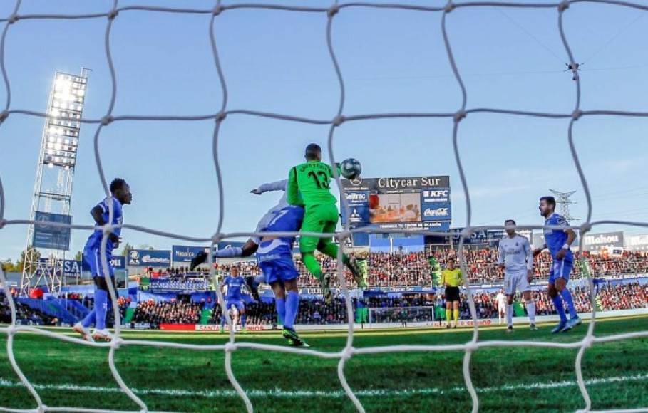 El defensa francés Raphael Varane (2i, detrás) bate al portero del Getafe, David Soria, para abrir el marcador en el estadio Coliseum Alfonso Pérez.