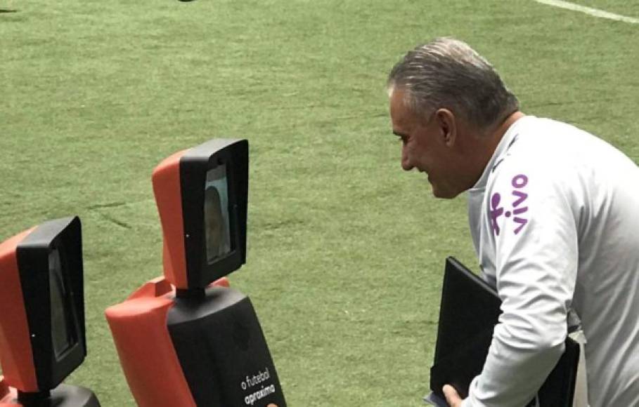 La Selección de Brasil tuvó un bonito gesto con unos niños que están en tratamiento oncológico en un hospital del país. Así saludó el técnico Tite a los pequeños.