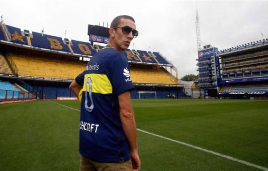 El cantante inglés Richard Ashcroft, que fue vocalista de la banda The Verve, visitó La Bombonera vistiendo la camista de Boca Juniors.