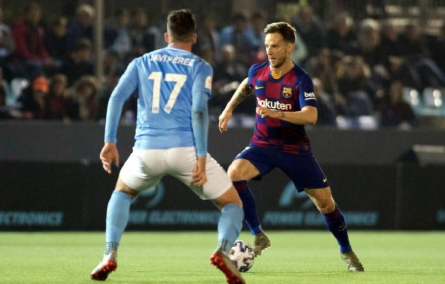 Ivan Rakitic podría abandonar la disciplina del Barcelona de forma inminente, según La Cadena Ser. El centrocampista croata estuvo en las quinielas para abandonar la entidad el pasado verano, pero finalmente acabó quedándose. A falta de dos días para el cierre del mercado de invierno vuelve a ser noticia.