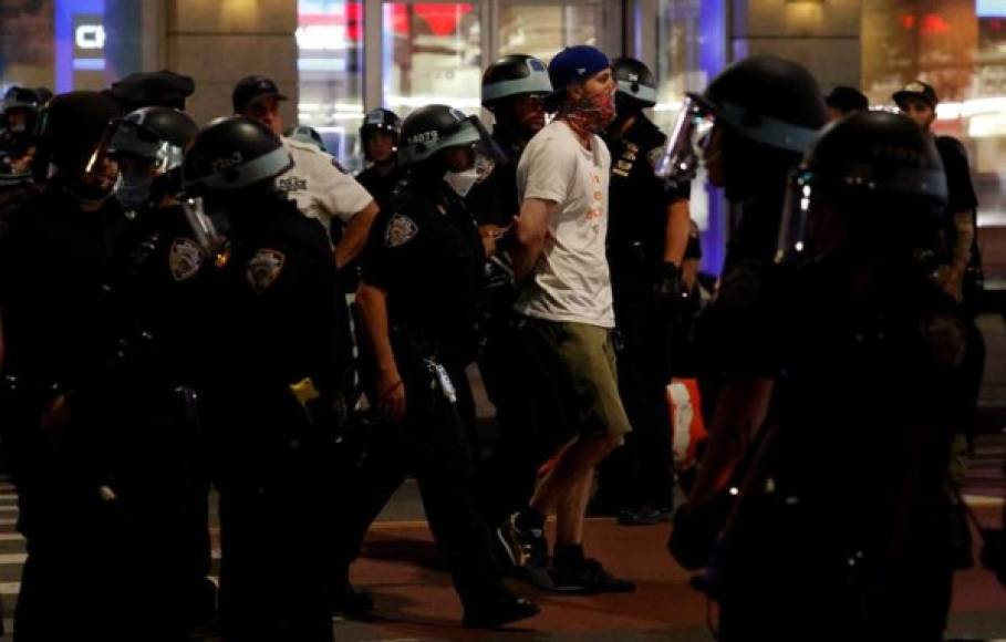 Medios locales reportaron arrestos en Minneapolis, Seattle y Nueva York.