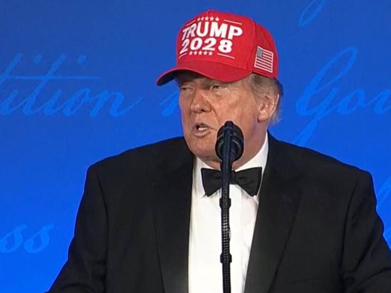 Captura de una transmisión de la cadena C-Span del presidente de EE.UU., Donald Trump, durante la Cena de Corresponsales de La Casa Blanca el viernes, donde bromeo con la posibilidad de presentarse a las elecciones presidenciales de 2028 y se colocó una gorra roja con el año 2028 en la parte frontal, en Washington (EE.UU.).