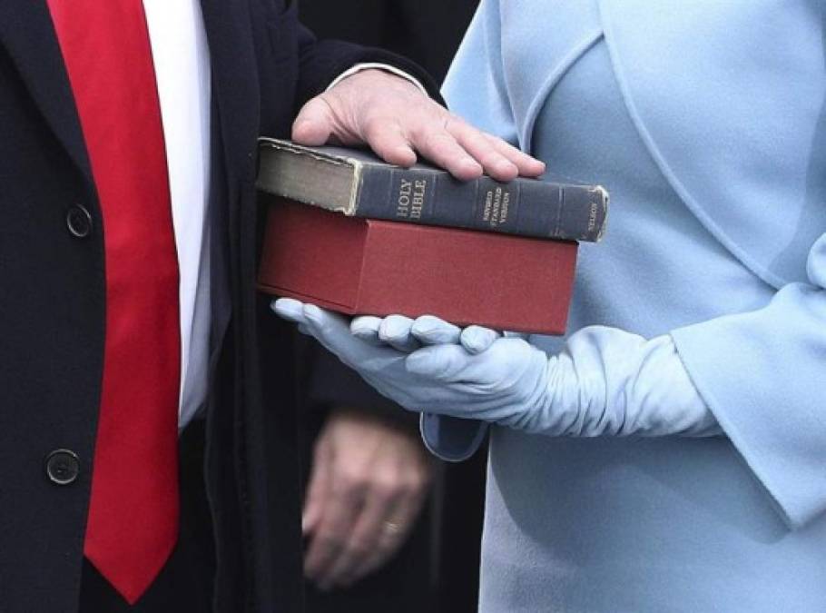 Donald Trump presta juramento no sobre una, sino sobre dos Biblias, una de las cuales es la que utilizara Abrahám Lincoln en su segunda investidura, la que tuvo lugar en 1865.