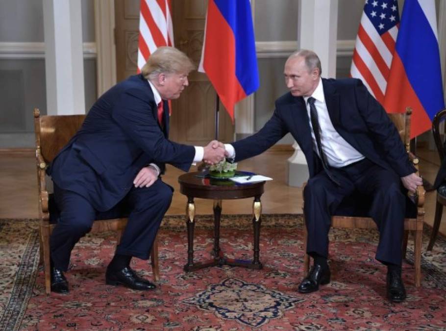 Trump llevó a Putin hacia su silla para tratar de 'tomar el control de la situación'.