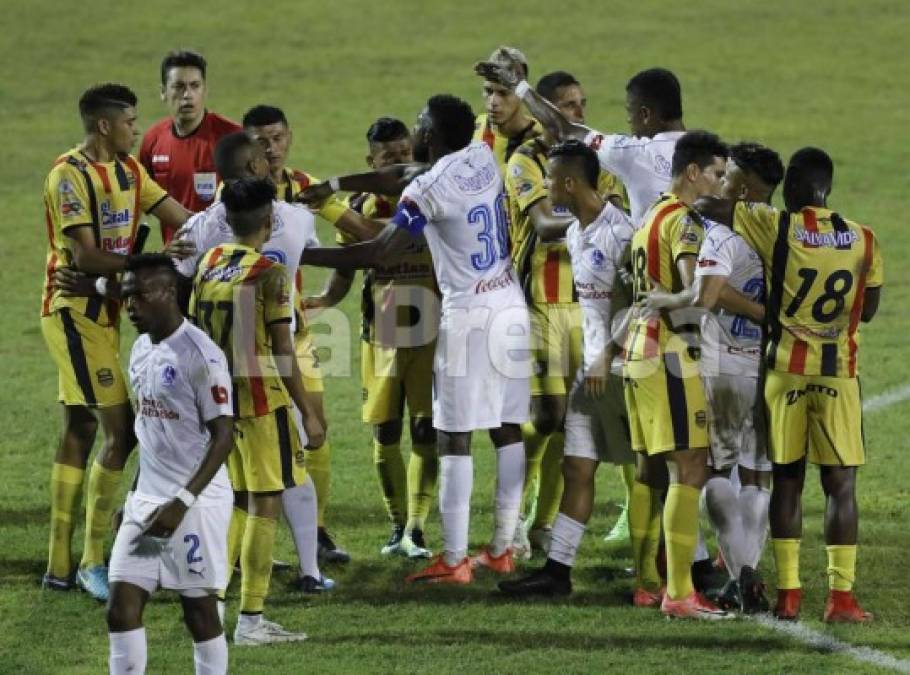 Jugadores de Real España y Olimpia armaron una bronca en el centro del campo.