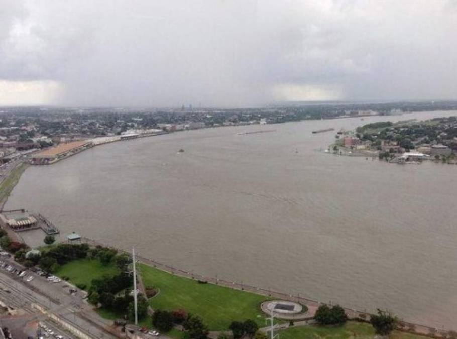 Las autoridades temen que la tormenta provoque que el crecido río Mississippi sobrepase el nivel máximo de los diques, como ocurrió en 2005.