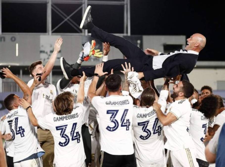 Zinedine Zidane fue manteado por sus jugadores en el festejo del título.