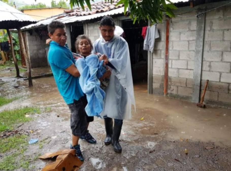 Una residente es evacuada en la Costa de los Amates en la zona sur hondureña.