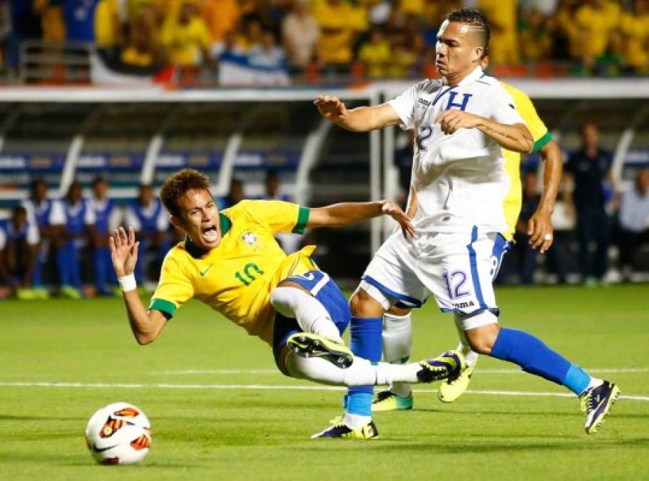 Arnold Peralta enfrentó en un par de ocasiones al brasileño Neymar, que sufrió con la fuerte marca del futbolista hondureño.