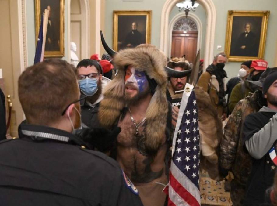 Dentro del Capitolio, fueron pocos los agentes de seguridad que encararon a los seguidores de Trump e intentaron impedir su paso hacia las oficinas de los legisladores.