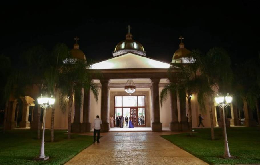 El templo La Sagrada Familia de fundación Mhotivo fue el recinto católico escogido para la boda.