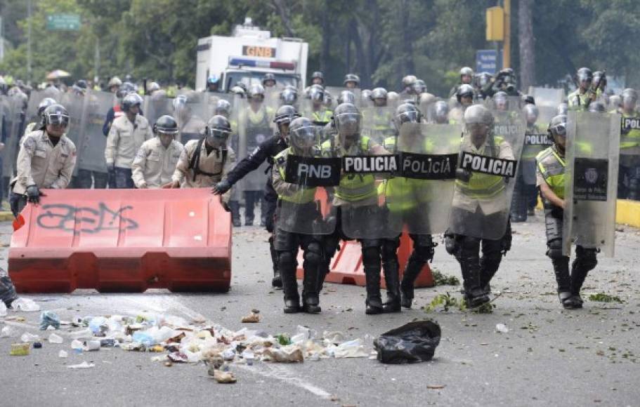 Policías y militares lanzaron gases para dispersar a los manifestantes que hoy salieron a las calles. Fotos AFP