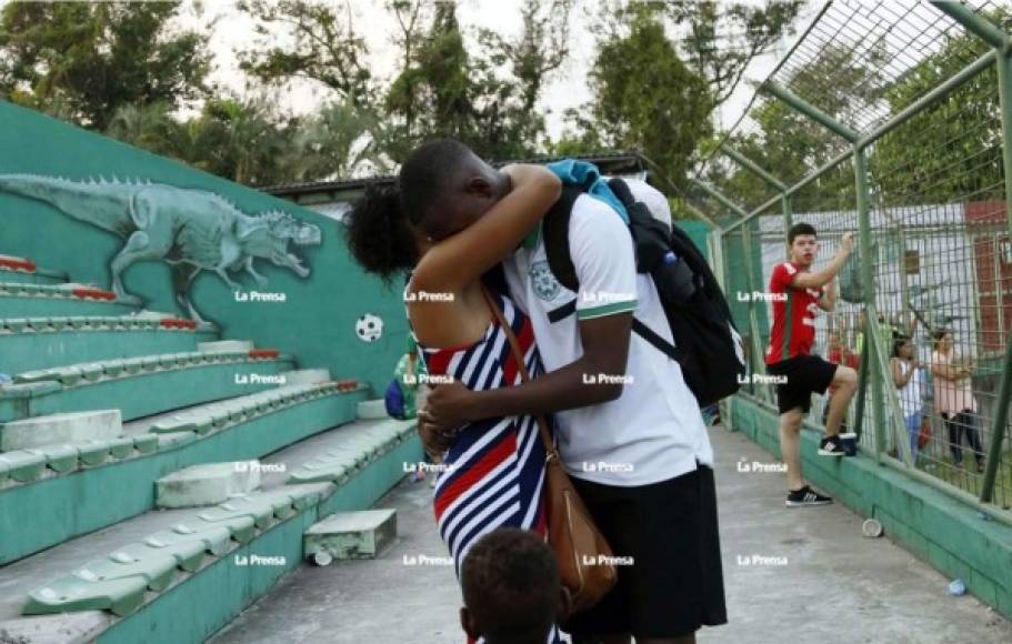 Tras el partido, Jeffry Miranda se fundió un emotivo abrazo con su madre en la zona de gradería y fue un momento emocionante para su familia.