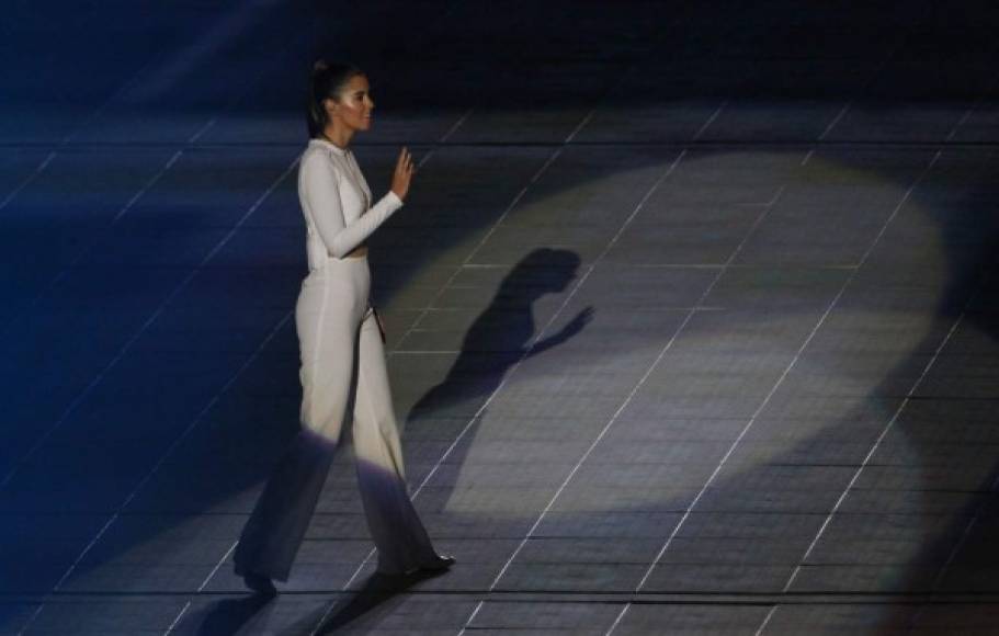 La ex Miss Universo colombiana Paulina Vega fue otra de las que se robó el show durante la ceremonia de apertura de los XXIII Juegos Centroamericanos y del Caribe .