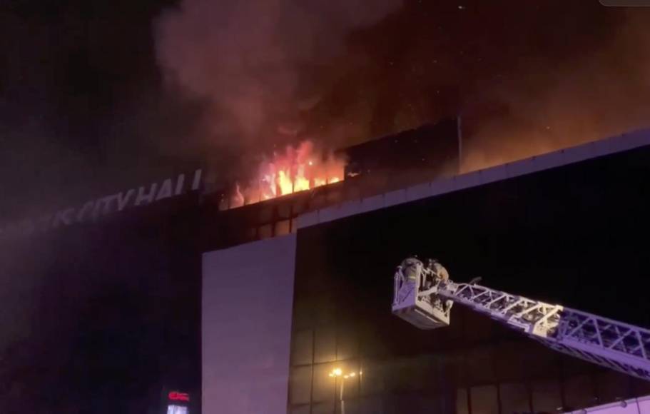 La agencia de prensa TASS indicó que cerca de un tercio del edificio está en llamas. Videos difundidos en redes sociales muestran grandes columnas de humo negro saliendo de la edificación. 