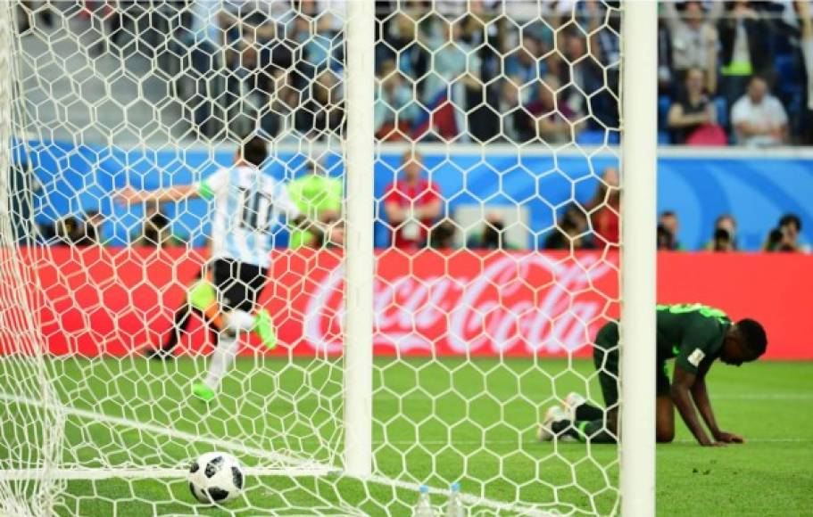 Messi corre a celebrar su golazo que abrió el marcador contra Nigeria. Foto AFP