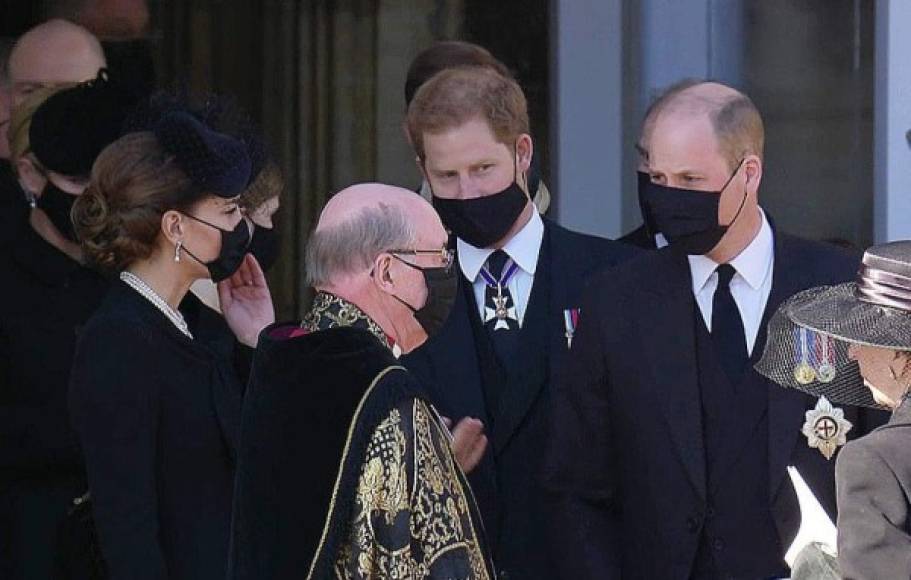 Los medios británicos esperaban que la duquesa de Cambridge, a la que Harry considera como la hermana que nunca tuvo, pudiese reconciliar a los hermanos. Y fue Kate la que dio el primer paso al saludar a Harry al finalizar el funeral.