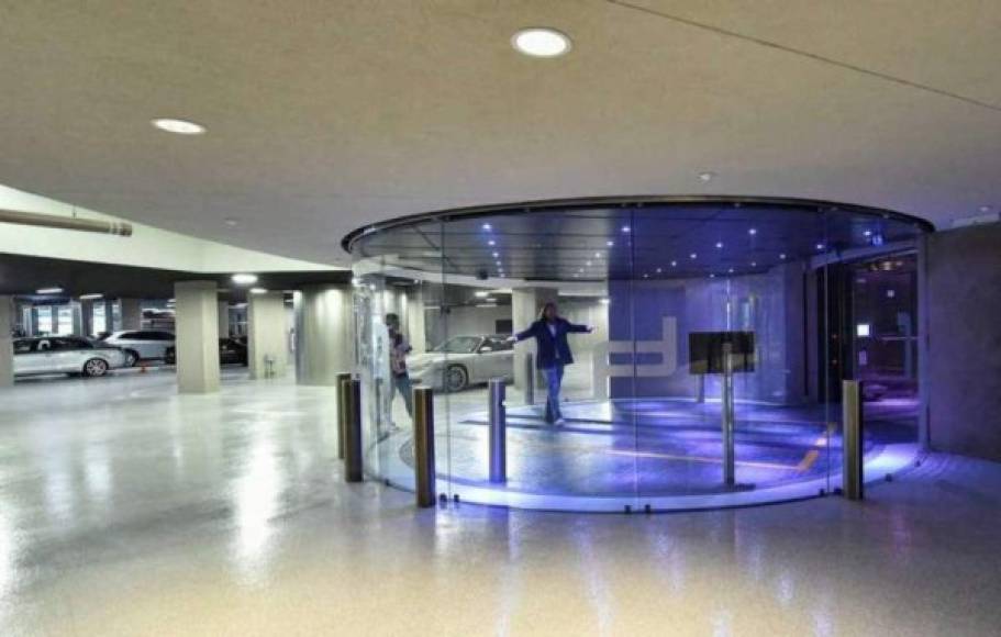 El elevador de vehículos es circular y puede llevarlo al piso donde desee sin tener que bajar a su conductor del mismo.
