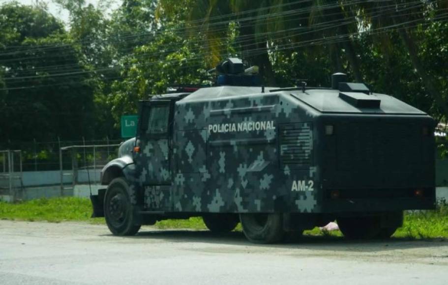 Una tanqueta de la Policía Nacional está lista para resguardar el orden.