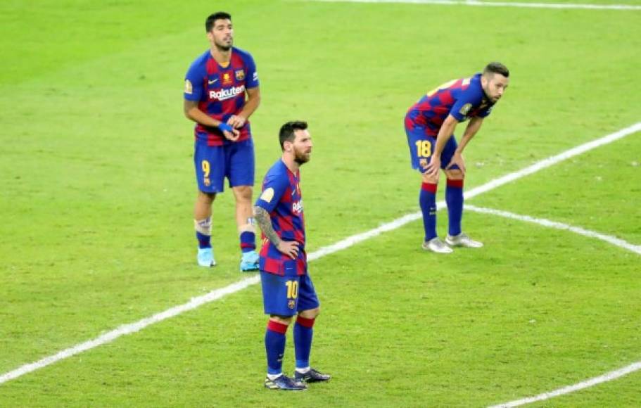 Los jugadores del FC Barcelona, Lionel Messi, Luis Suárez y Jordi Alba, tras perder con el Atlético.
