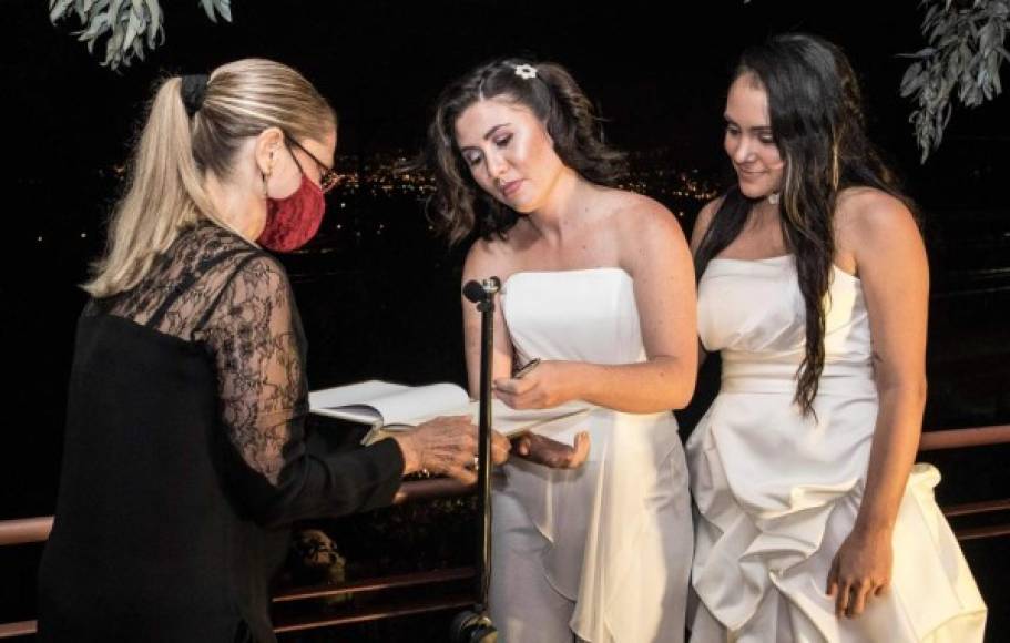 Vestidas de blanco, las dos jóvenes se casaron en la localidad de San Isidro de Heredia, 14 km al noroeste de San José, ante una notaria protegida con cubrebocas, como parte de las medidas para evitar la covid-19.