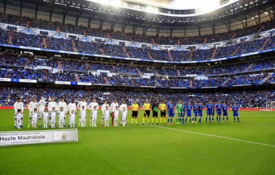 Los jugadores del Real Madrid y Melilla posando antes del inicio del partido en el estadio Santiago Bernabéu.