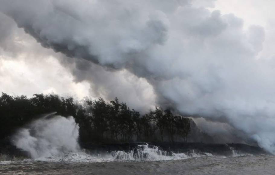 Desde que el volcán Kilauea de Hawái entró en erupción el pasado 3 de mayo, más de 1.700 personas han tenido que ser evacuadas y unas 40 estructuras, docenas de casas y automóviles han resultado destruidos.