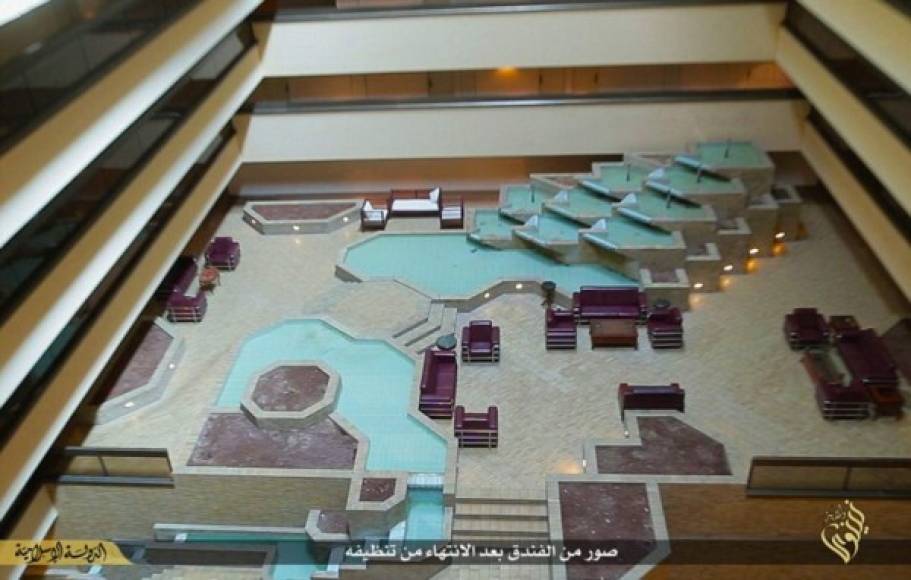 Uno de los hoteles 5 estrellas con los que cuenta el ISIS cuenta con su piscina escalonada y pisos brillosos.